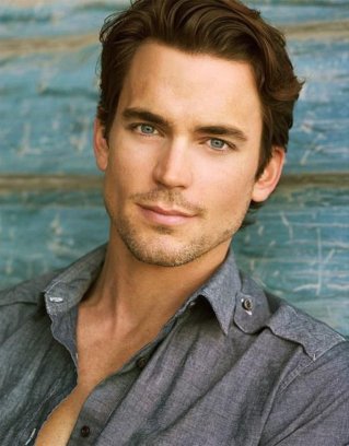 tendances-dans-le-coupe-de-cheveux-homme-cheveux-longs-homme-yeux-bleus-chemise-grise-levres-rouges